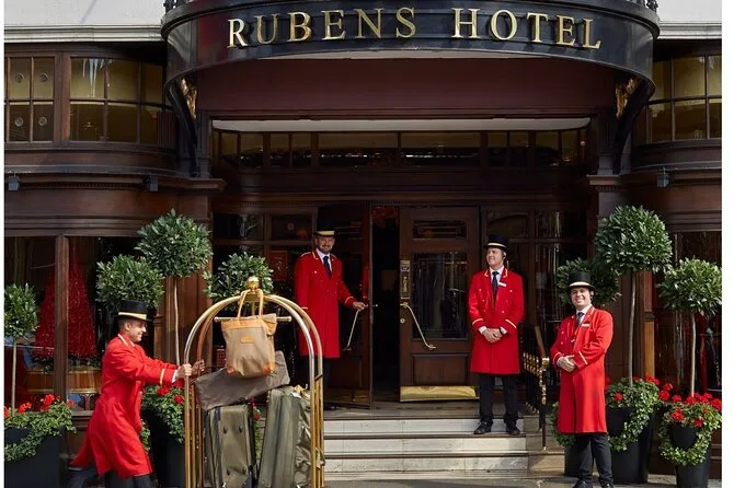 Porteros con abrigos rojos a la entrada de un hotel de Londres