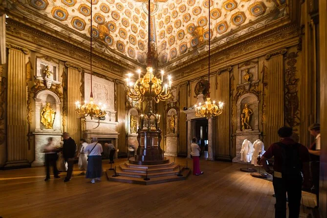 La sontuosa Cupola Room con i lampadari