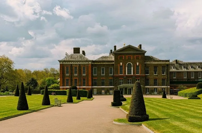 La facciata sud in mattoni rossi di Kensington Palace