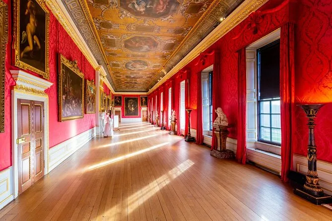 La lunga galleria rossa del re (King's Gallery) con i dipinti