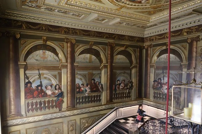 Cortigiani dipinti sulle pareti dello scalone del re (King's Staircase)