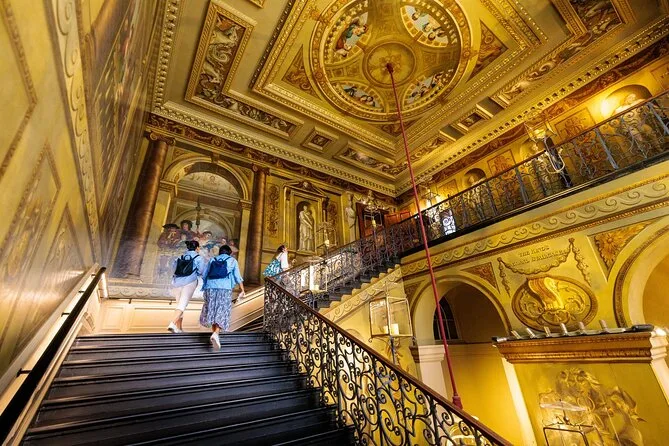 Un grande scalone dorato all'interno di Kensington Palace
