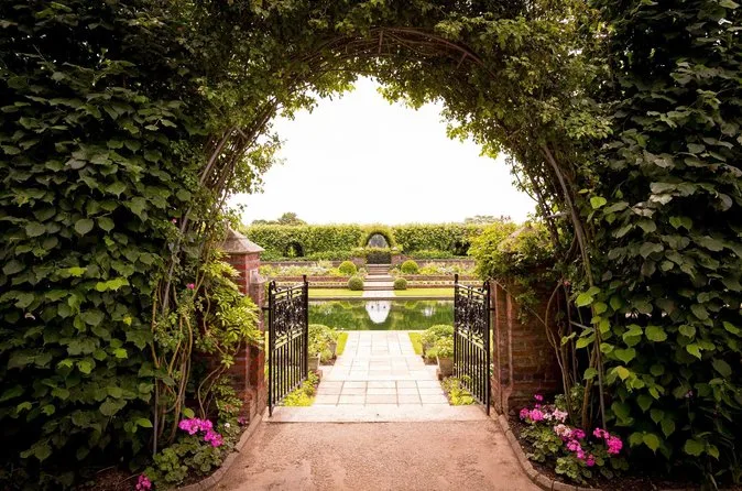 Un pergolato ad arco di siepi che conduce al Sunken Garden