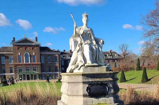 La statua della regina Vittoria davanti a Kensington Palace